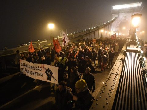 Csütörtök este is tüntettek Budapesten