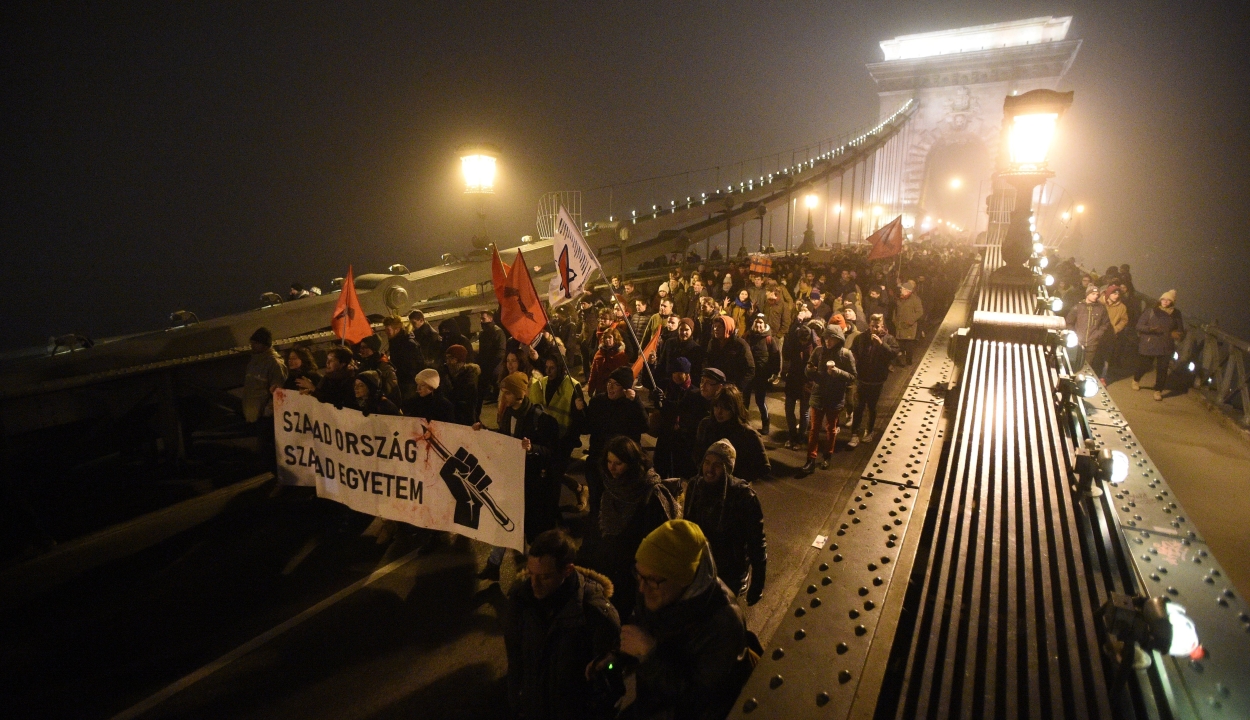 Csütörtök este is tüntettek Budapesten