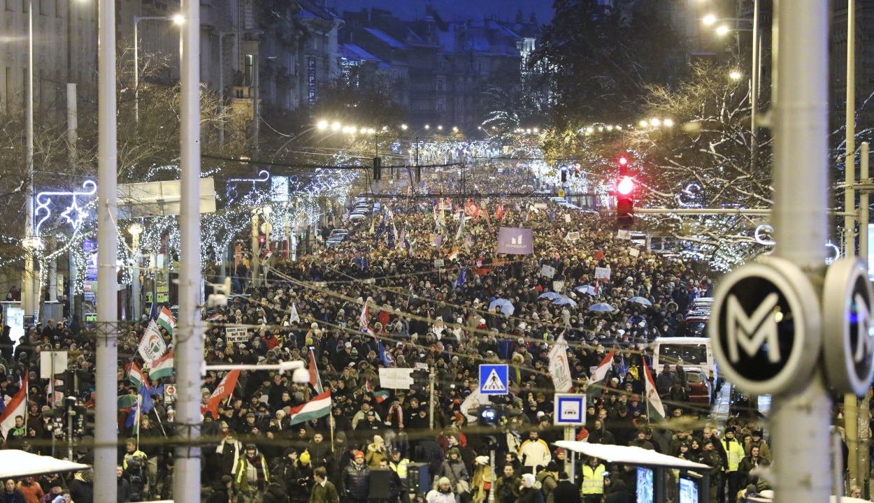 Vasárnap is tüntettek Budapesten