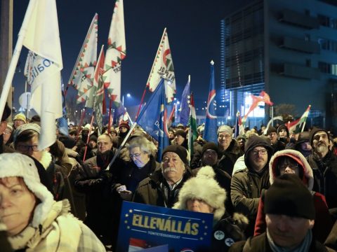 A kormány ellen tüntettek Budapesten ellenzéki pártok kezdeményezésére