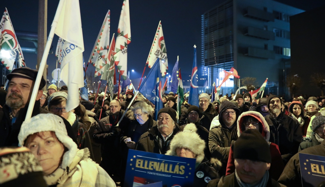 A kormány ellen tüntettek Budapesten ellenzéki pártok kezdeményezésére