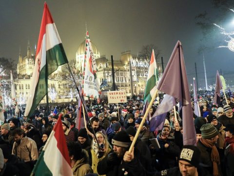 A kormány és az államfő ellen tüntettek Budapesten