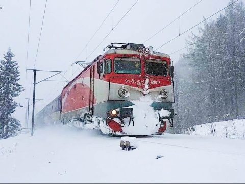 Ingyen szállíthatják az utasok síléceiket és hódeszkáikat a személyvonatok másodosztályán