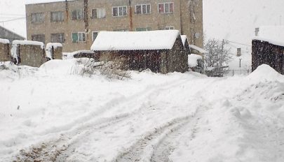 Nem mindenki sepri el még a kapuja elől sem