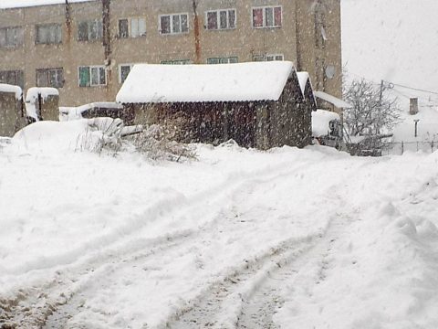 Nem mindenki sepri el még a kapuja elől sem