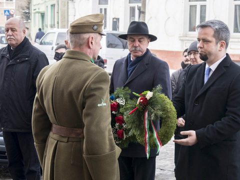 Megkoszorúzták a Kratochvil-szobrot