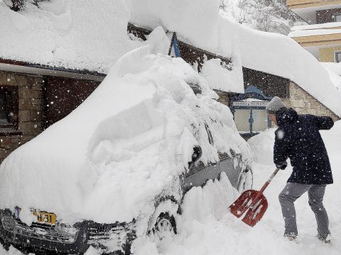 Utazási figyelmeztetés: Vörös riasztás van Ausztriában a hó miatt