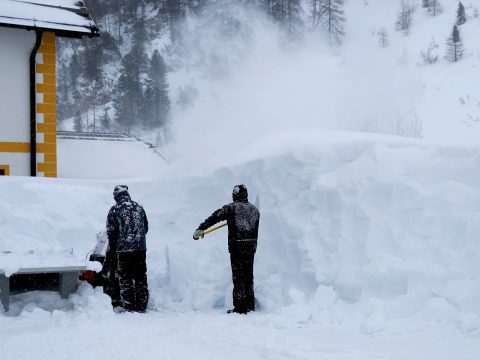 Több tucat település vált elérhetetlenné Ausztriában a havazás miatt