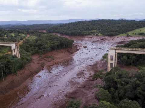 Több száz ember tűnt el Brazíliában, miután átszakadt egy zagytározó gátja