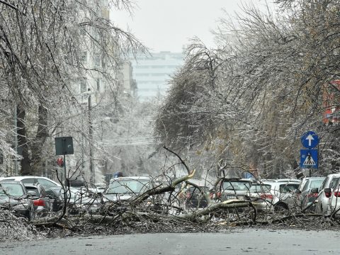 Belügyminisztérium: 16 megyében és a fővárosban okozott gondot a rossz idő
