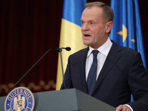 Románul mondta el köszöntőbeszédét Donald Tusk Bukarestben