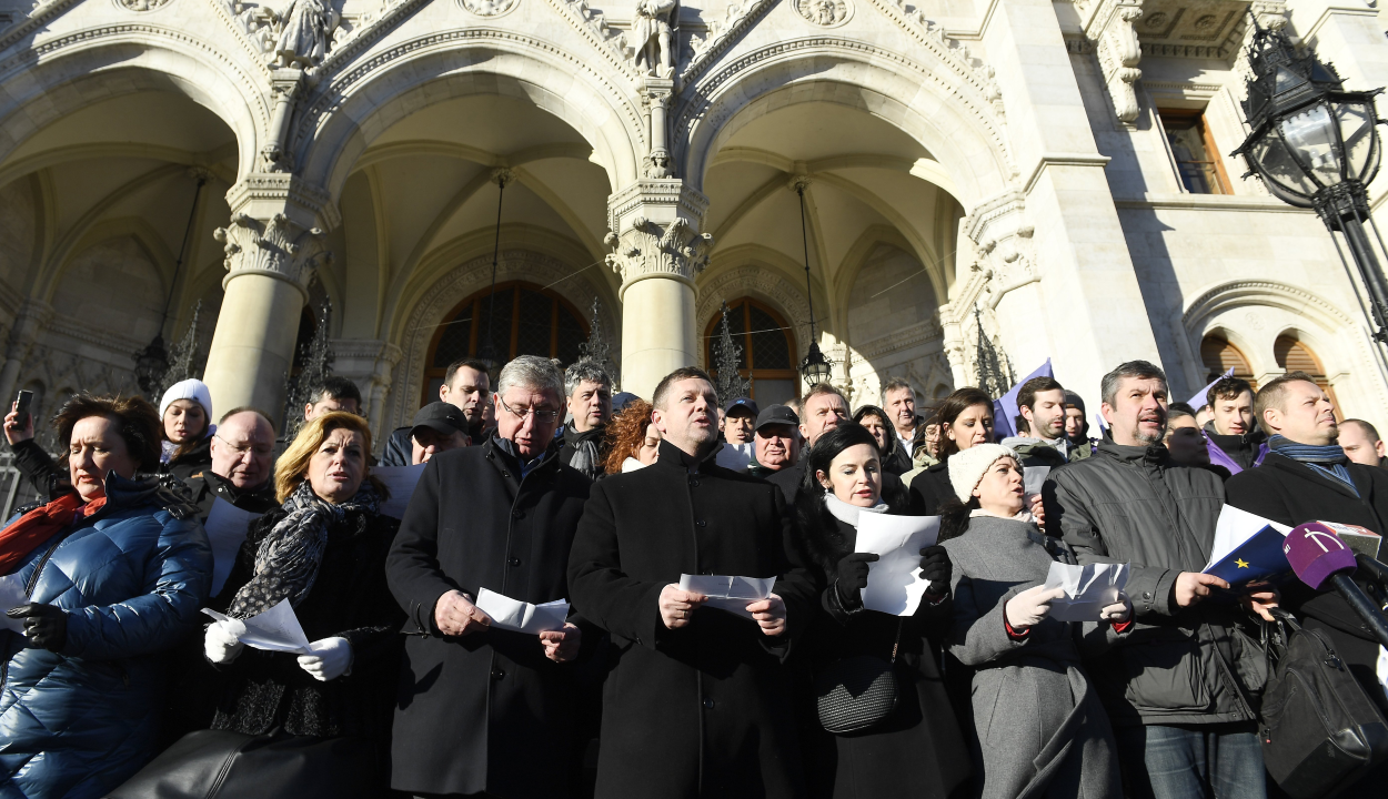 Közös ellenállás mellett tettek fogadalmat a magyarországi ellenzéki képviselők