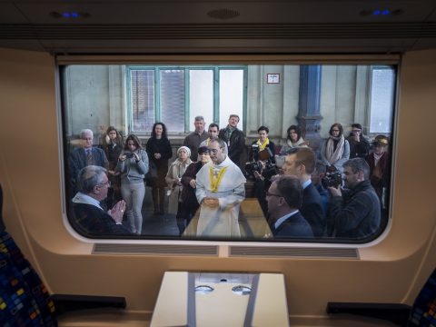 Zarándokvonat indul a csíksomlyói pápai misére