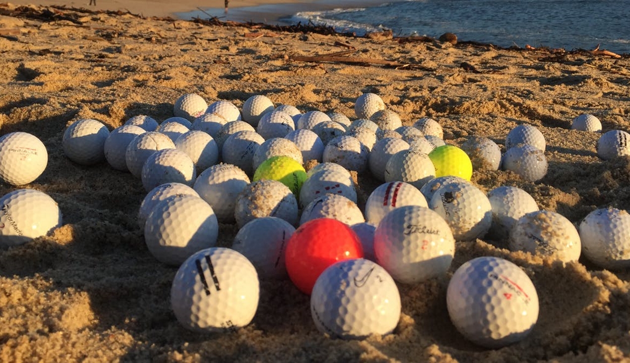 Két és fél tonna golflabdát távolítottak el a kaliforniai Monterey-öböl vízéből