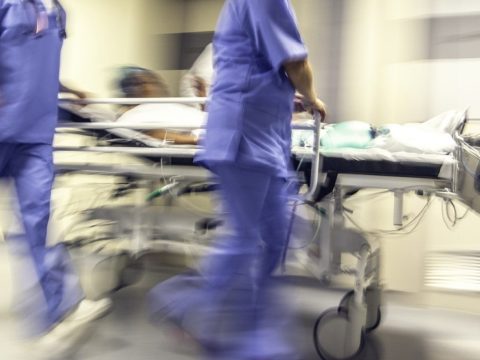 Meghalt egy beteg, akit leejtettek a kórházi hordágyról