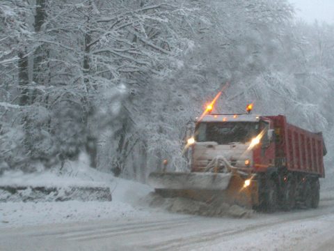 A CNAIR 1131 munkagéppel szállt ki az ország útjaira, 7182 tonna csúszásgátló anyagot szórt ki