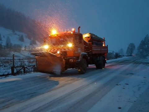 Hóvihar miatt akadozik a közlekedés több Kovászna megyei országúton