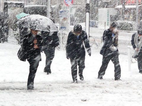 Nagy mennyiségű csapadékra, havazásra, hóviharokra figyelmeztetnek a meteorológusok