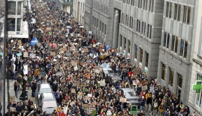 Fiatalok tízezrei tüntettek a klímaváltozás elleni küzdelem fokozásáért Belgiumban