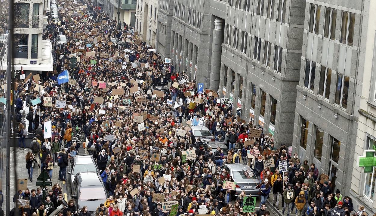 Fiatalok tízezrei tüntettek a klímaváltozás elleni küzdelem fokozásáért Belgiumban