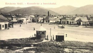 Izsák József üzlete a Kossuth téren a borvízkúttal (1908)