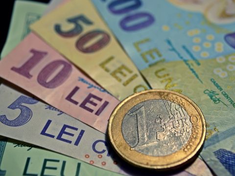 Történelmi mélyponton a lej az euróhoz képest