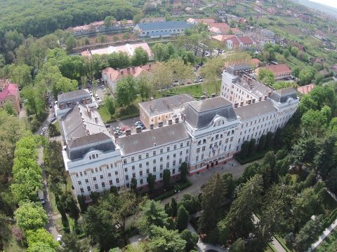 Csendben átnevezték a marosvásárhelyi orvosi egyetemet