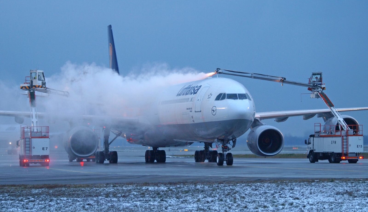 Jelentős késéssel indultak a repülők Bukarestből a jégtelenítés miatt