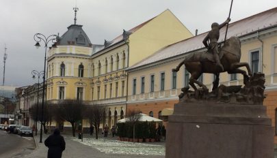 Bukarestben döntik el, hogy kell-e román zászlót kitűzni Sepsiszentgyörgyön