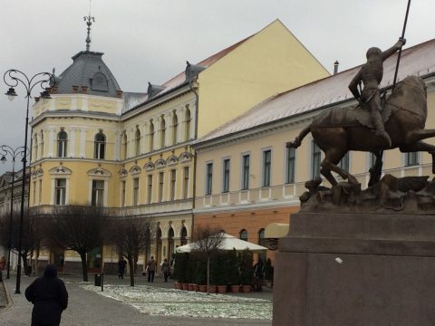 Bukarestben döntik el, hogy kell-e román zászlót kitűzni Sepsiszentgyörgyön