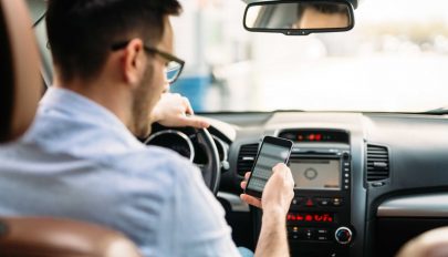 Növelnék a vezetés közbeni mobilozásért kiszabható büntetést