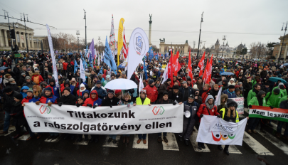 Ismét tüntettek a kormány ellen Budapesten, országos sztrájkra készülnek