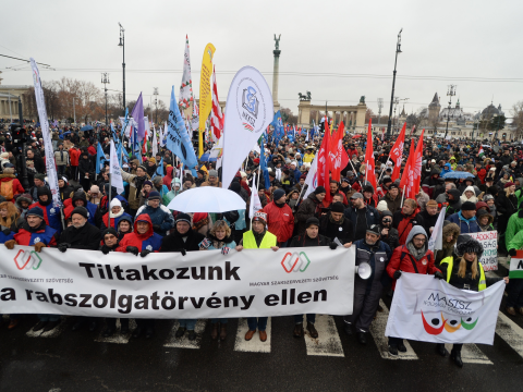 Ismét tüntettek a kormány ellen Budapesten, országos sztrájkra készülnek