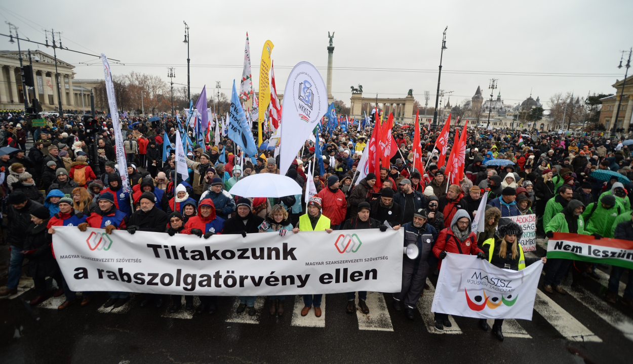 Ismét tüntettek a kormány ellen Budapesten, országos sztrájkra készülnek