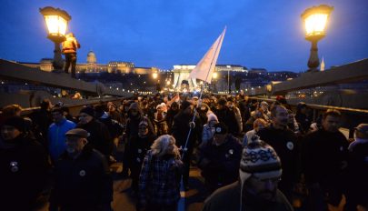 Ismét tüntettek a munkatörvénykönyv módosítása ellen Budapesten