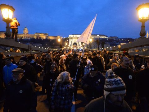 Ismét tüntettek a munkatörvénykönyv módosítása ellen Budapesten