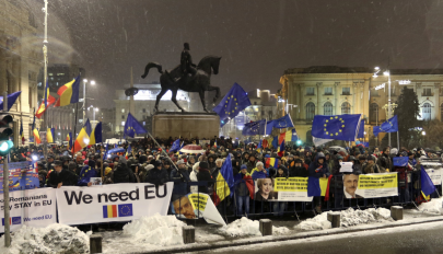 Több százan tüntettek az EU-elnökség megnyitója alatt