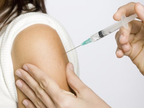 Másfél millió adag influenzaoltást vásárolt az egészségügyi minisztérium