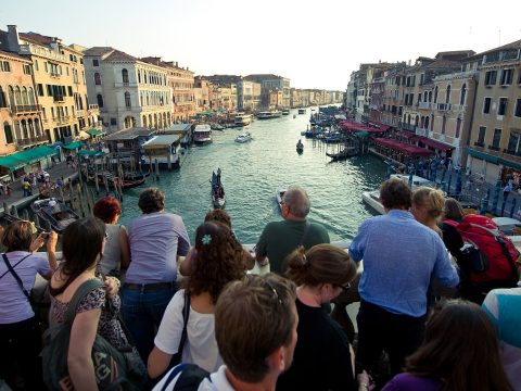 Belépődíjat vezetnének be a turistáknak Velencében