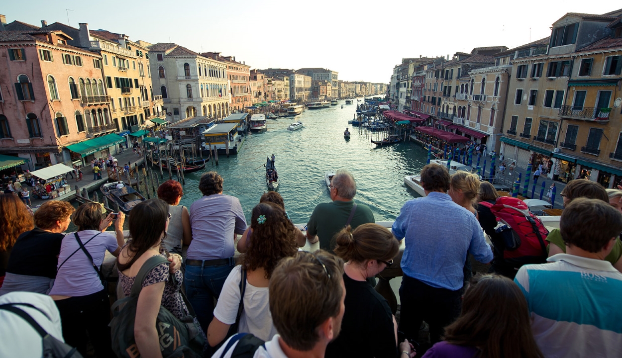 Belépődíjat vezetnének be a turistáknak Velencében