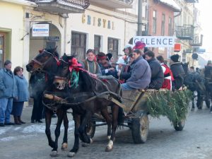 A felsőháromszéki falvak lovas és szekeres felvonulása Kézdin, 2003-ban