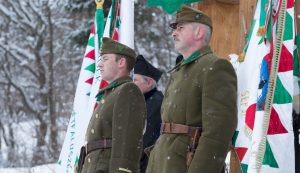 Díszőrségben a doni hősök tiszteletére állított emlékkeresztnél Fotó: Héjja Bécó