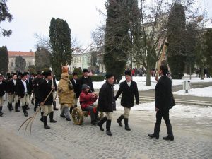 Kászoni bikaütők Kézdivásárhely főterén 2004-ben