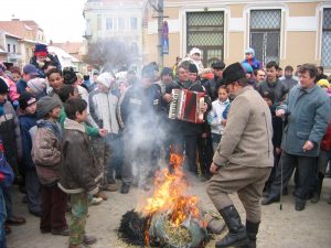 A bábut minden évben a csernátoniak hozták és égették el. Archív felvétel 2004-ből