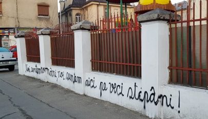 Újból román nacionalista feliratokat firkáltak a bukaresti magyar líceum kerítésére