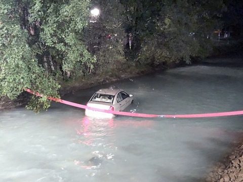 Hajócsatornába navigált a GPS egy német autóst