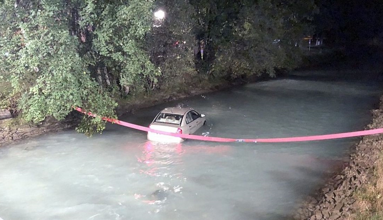 Hajócsatornába navigált a GPS egy német autóst