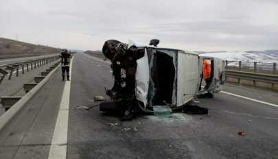 Újabb kisbusz szenvedett balesetet, mert a sofőr élőben közvetített a közösségi hálón