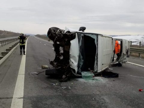 Újabb kisbusz szenvedett balesetet, mert a sofőr élőben közvetített a közösségi hálón