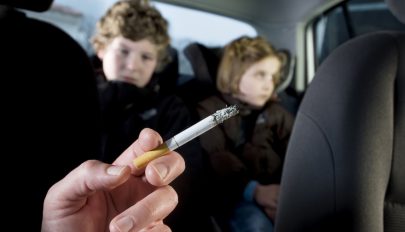 A dohányzás miatt veszítette el gyerekei felügyeleti jogát egy spanyol férfi